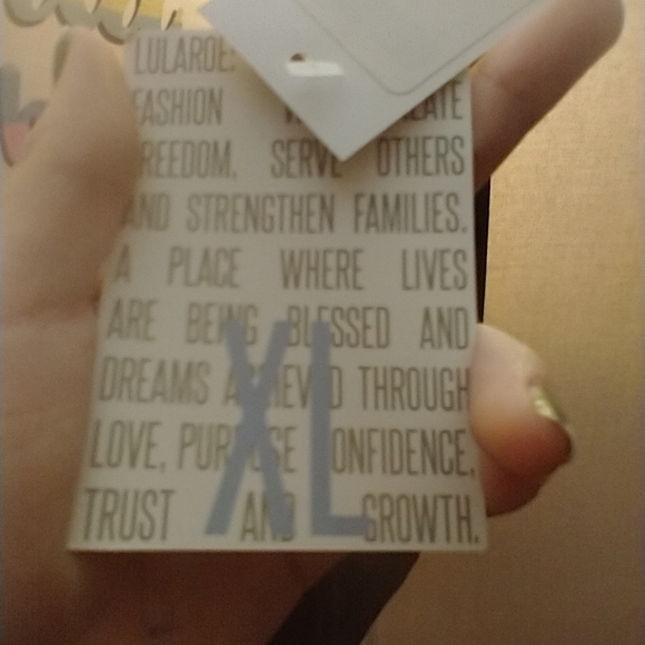 LulaRoe Randy Tee - Picture 1 of 4